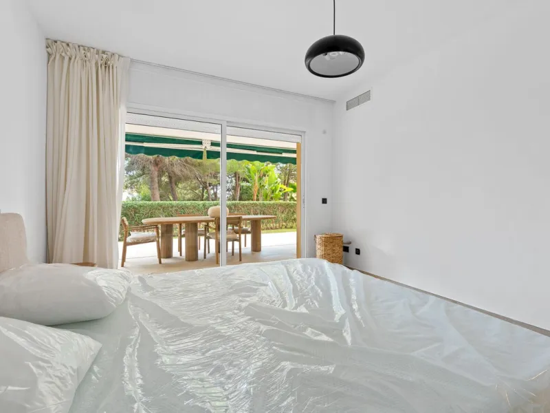 This stunning, fully furnished ground floor apartment offers 3 bedrooms and 2 bathrooms, located within a secure, gated development of just 18 residences. Residents enjoy access to two pristine swimming pools and beautifully maintained communal gardens.