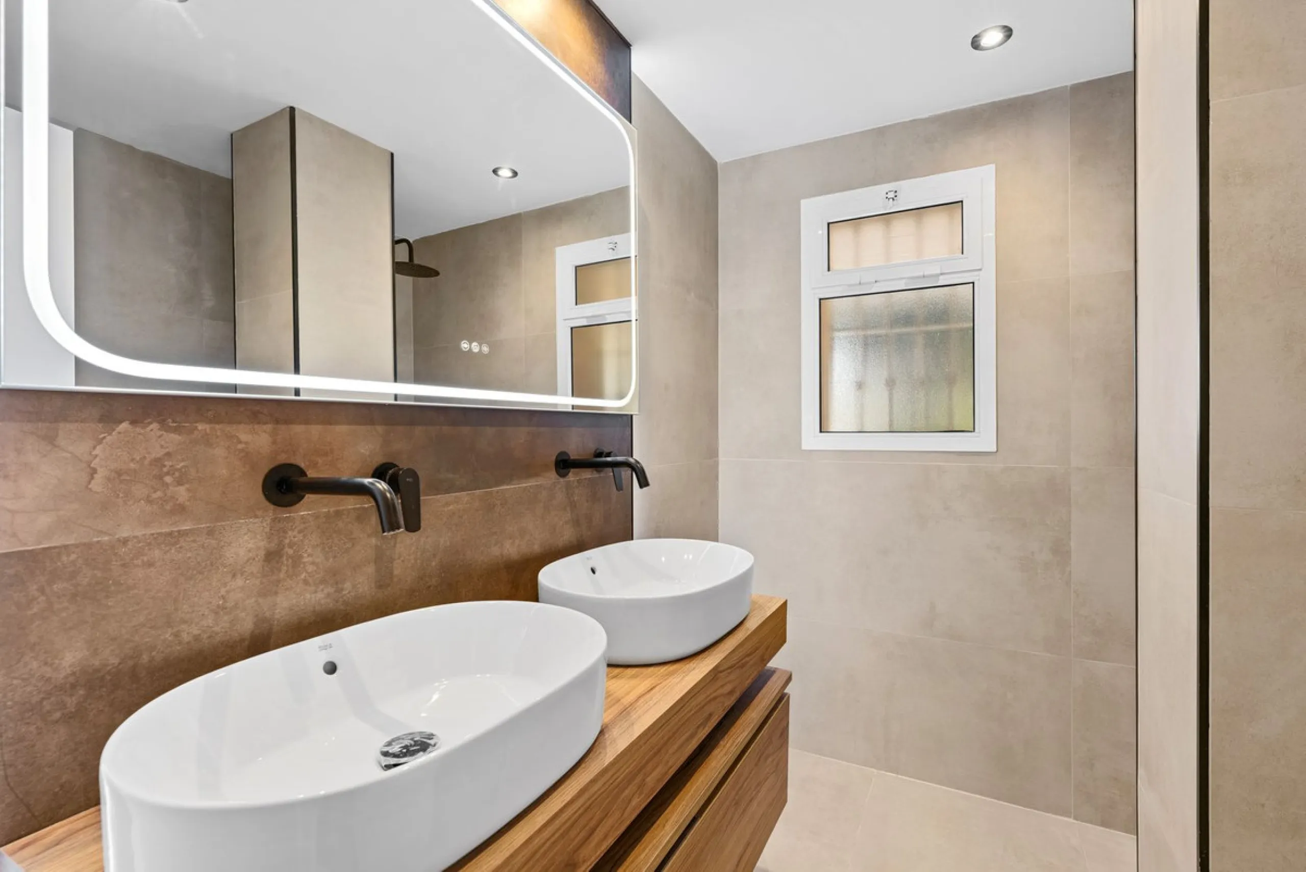 This stunning, fully furnished ground floor apartment offers 3 bedrooms and 2 bathrooms, located within a secure, gated development of just 18 residences. Residents enjoy access to two pristine swimming pools and beautifully maintained communal gardens.