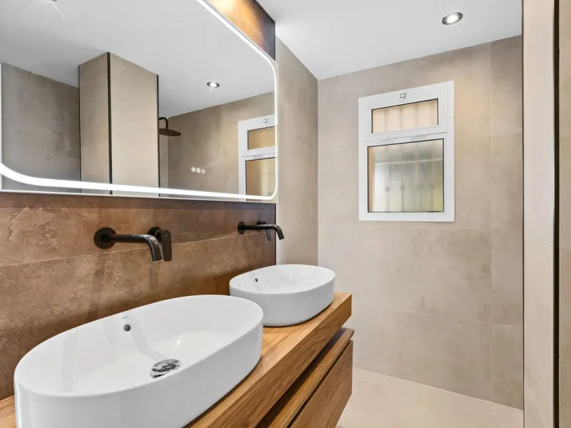 This stunning, fully furnished ground floor apartment offers 3 bedrooms and 2 bathrooms, located within a secure, gated development of just 18 residences. Residents enjoy access to two pristine swimming pools and beautifully maintained communal gardens.