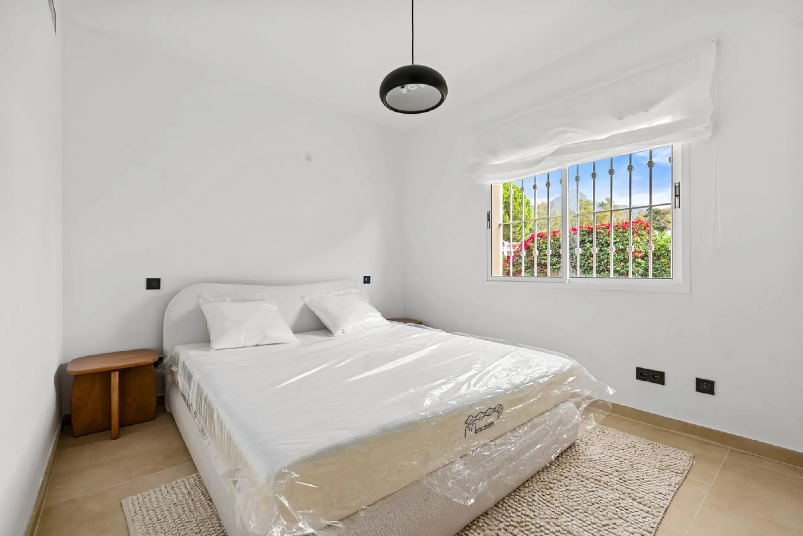 This stunning, fully furnished ground floor apartment offers 3 bedrooms and 2 bathrooms, located within a secure, gated development of just 18 residences. Residents enjoy access to two pristine swimming pools and beautifully maintained communal gardens.