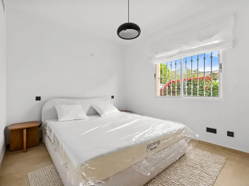 This stunning, fully furnished ground floor apartment offers 3 bedrooms and 2 bathrooms, located within a secure, gated development of just 18 residences. Residents enjoy access to two pristine swimming pools and beautifully maintained communal gardens.