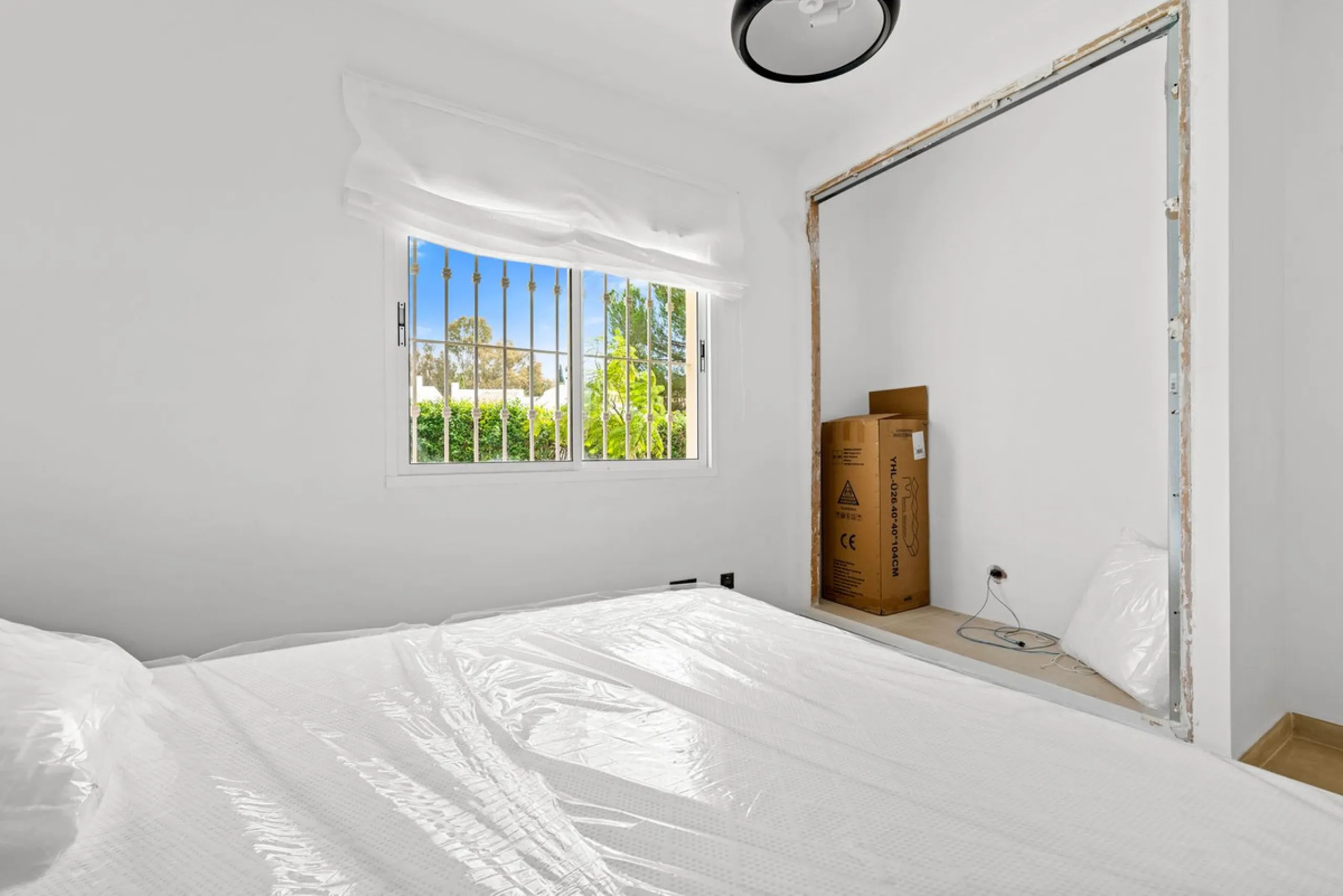 This stunning, fully furnished ground floor apartment offers 3 bedrooms and 2 bathrooms, located within a secure, gated development of just 18 residences. Residents enjoy access to two pristine swimming pools and beautifully maintained communal gardens.