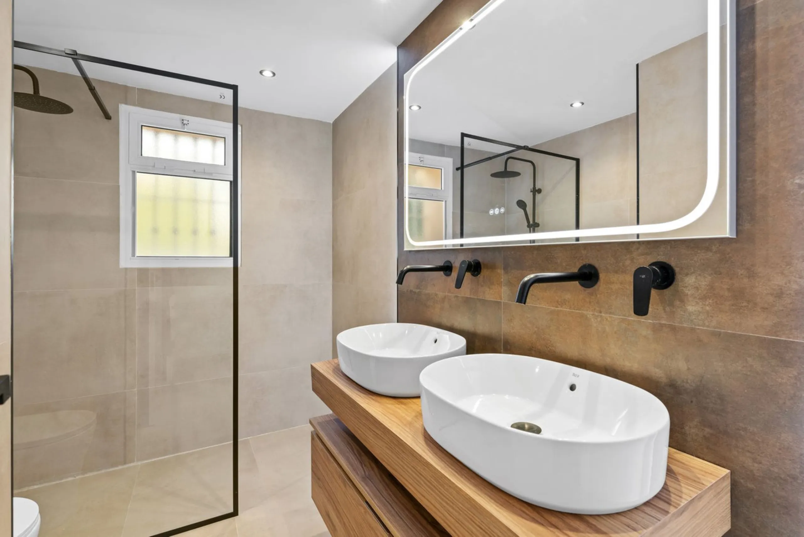 This stunning, fully furnished ground floor apartment offers 3 bedrooms and 2 bathrooms, located within a secure, gated development of just 18 residences. Residents enjoy access to two pristine swimming pools and beautifully maintained communal gardens.