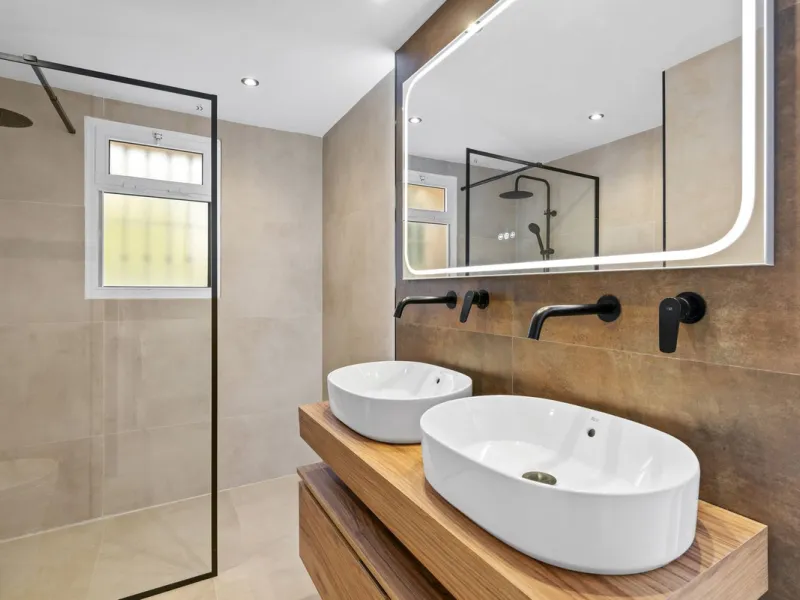 This stunning, fully furnished ground floor apartment offers 3 bedrooms and 2 bathrooms, located within a secure, gated development of just 18 residences. Residents enjoy access to two pristine swimming pools and beautifully maintained communal gardens.