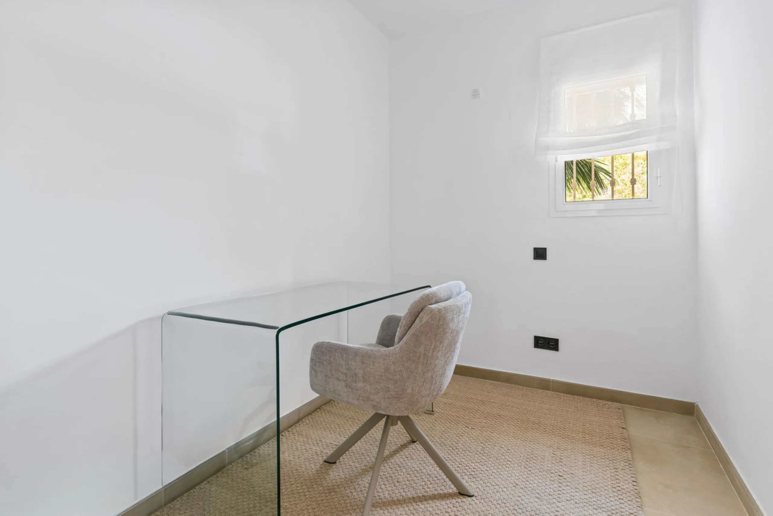 This stunning, fully furnished ground floor apartment offers 3 bedrooms and 2 bathrooms, located within a secure, gated development of just 18 residences. Residents enjoy access to two pristine swimming pools and beautifully maintained communal gardens.