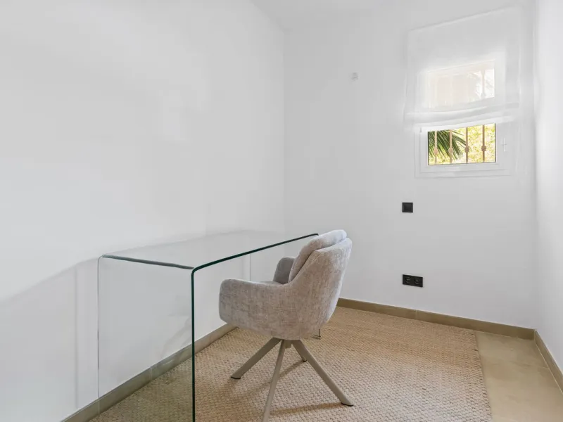 This stunning, fully furnished ground floor apartment offers 3 bedrooms and 2 bathrooms, located within a secure, gated development of just 18 residences. Residents enjoy access to two pristine swimming pools and beautifully maintained communal gardens.