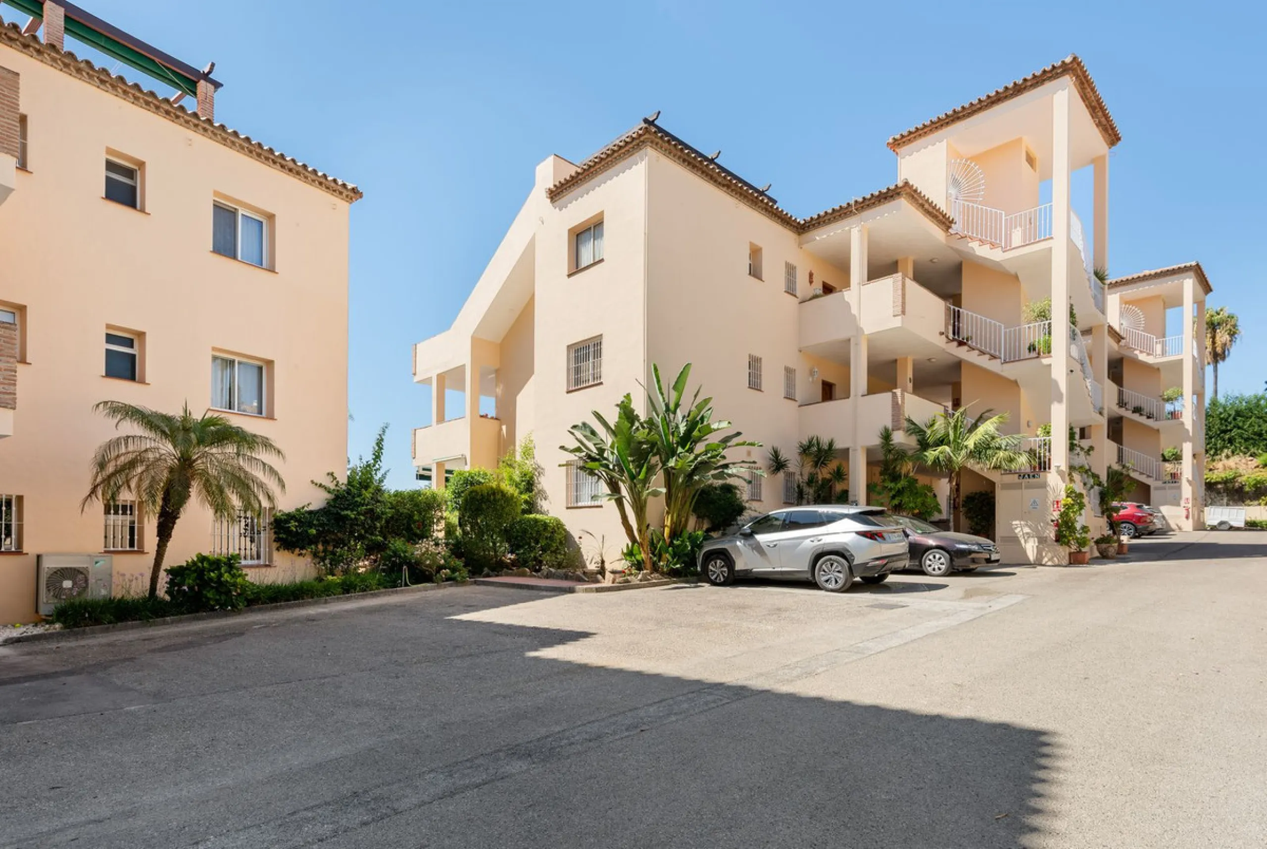 This stunning, fully furnished ground floor apartment offers 3 bedrooms and 2 bathrooms, located within a secure, gated development of just 18 residences. Residents enjoy access to two pristine swimming pools and beautifully maintained communal gardens.