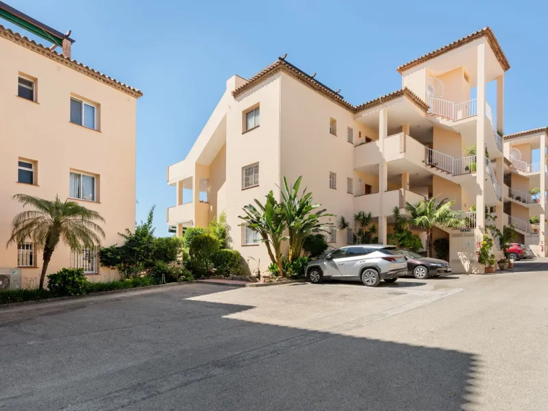 This stunning, fully furnished ground floor apartment offers 3 bedrooms and 2 bathrooms, located within a secure, gated development of just 18 residences. Residents enjoy access to two pristine swimming pools and beautifully maintained communal gardens.
