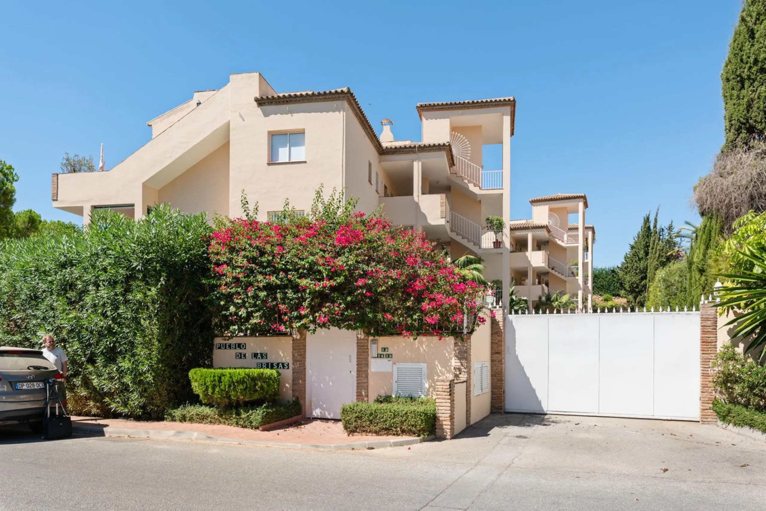 This stunning, fully furnished ground floor apartment offers 3 bedrooms and 2 bathrooms, located within a secure, gated development of just 18 residences. Residents enjoy access to two pristine swimming pools and beautifully maintained communal gardens.