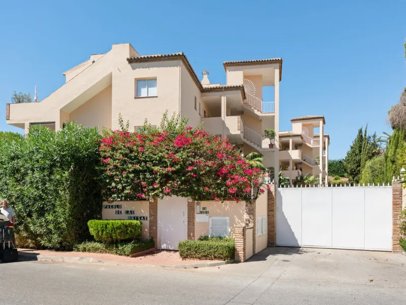 This stunning, fully furnished ground floor apartment offers 3 bedrooms and 2 bathrooms, located within a secure, gated development of just 18 residences. Residents enjoy access to two pristine swimming pools and beautifully maintained communal gardens.