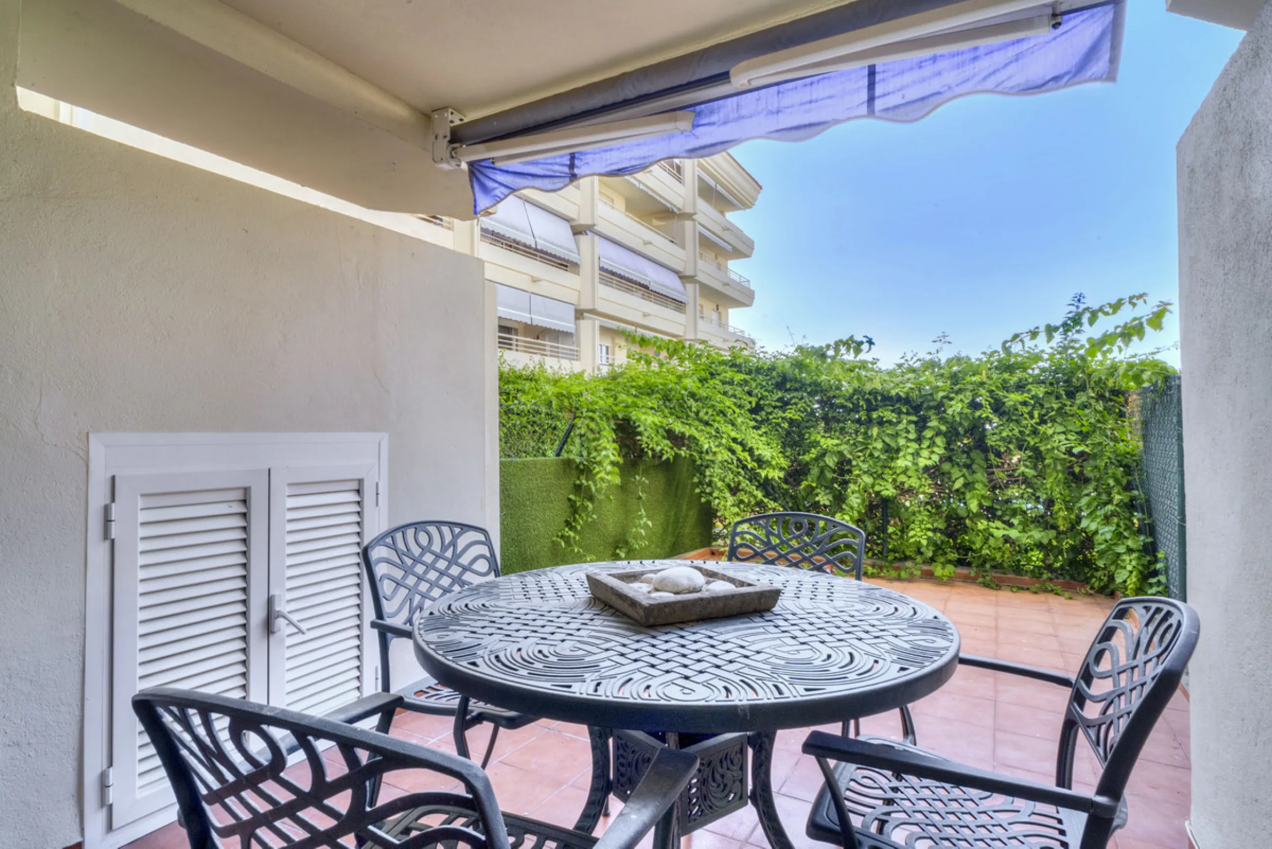 Situated within the prestigious Costa Nagüeles II gated community on the renowned Marbella Golden Mile, this ground floor apartment combines quality and lifestyle in one of the most sought-after locations on the Costa Del Sol. Offering an exceptional Medi