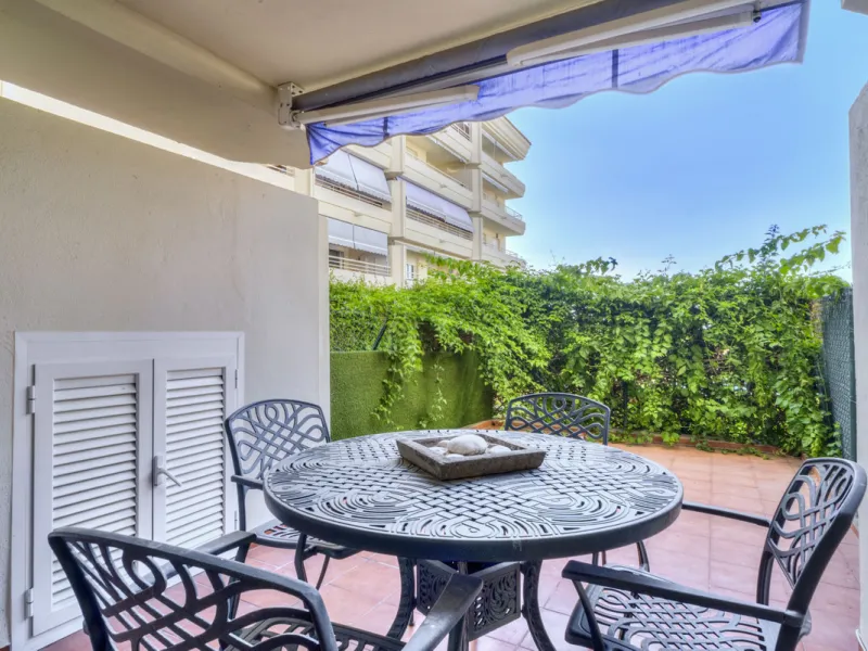 Situated within the prestigious Costa Nagüeles II gated community on the renowned Marbella Golden Mile, this ground floor apartment combines quality and lifestyle in one of the most sought-after locations on the Costa Del Sol. Offering an exceptional Medi