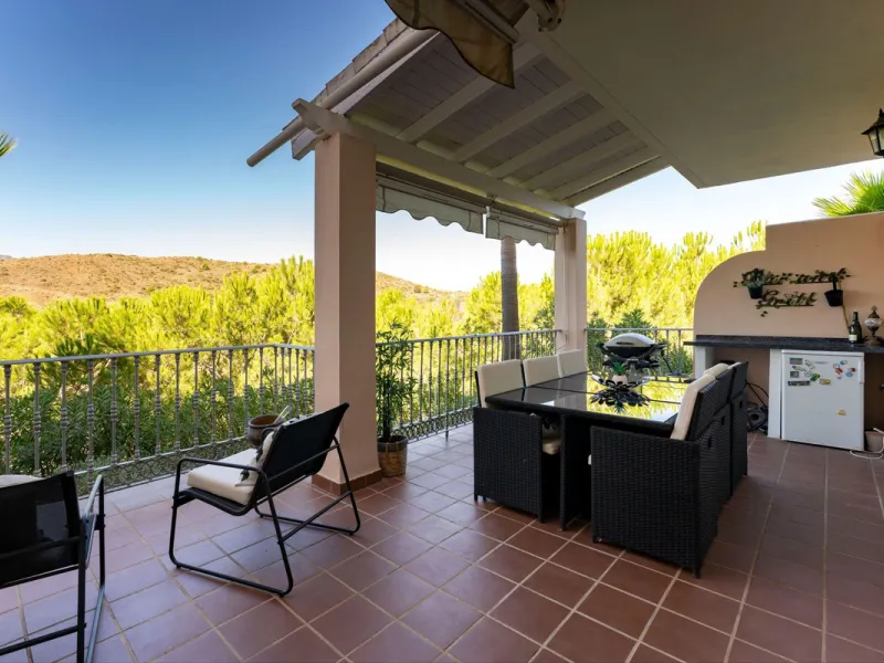 Located within a quiet and well-positioned community inside the sought-after Alhaurín Golf complex, on the southern side of Alhaurín el Grande, this attractive townhouse offers an excellent balance between peaceful living and superb connectivity. The prop