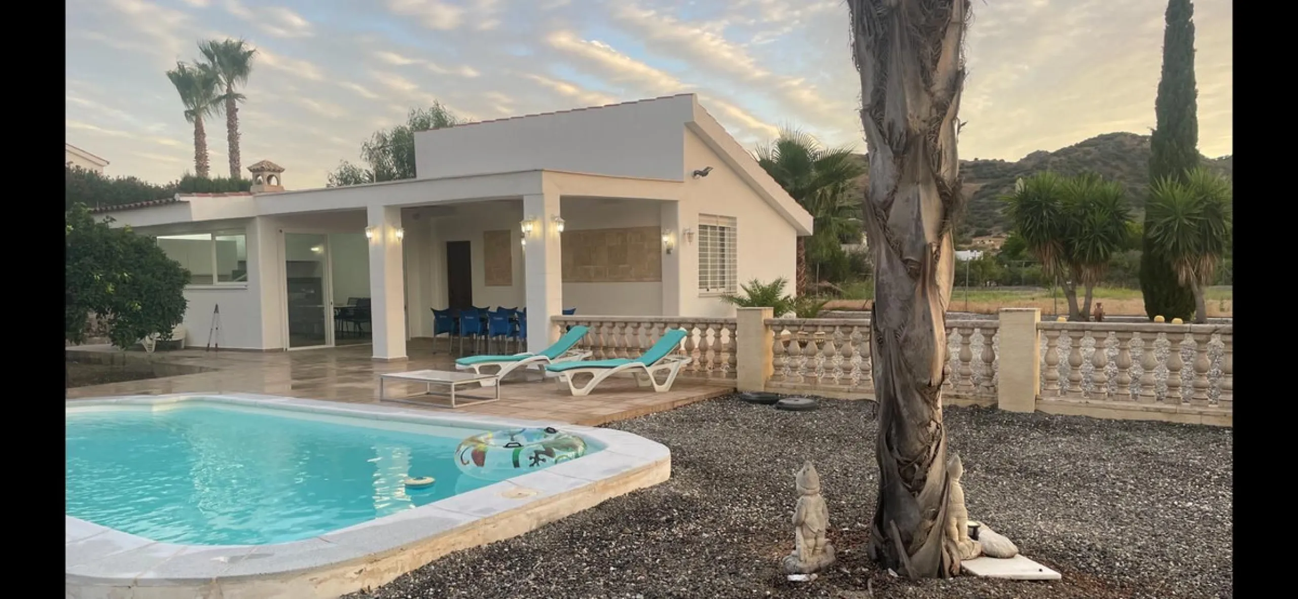 House - Detached Villa в продаже в Alhaurín el Grande, Málaga. В доме 1 спален и 1 ванных комнат. Площадь дома 137 м². Площадь участка 3758 м²
