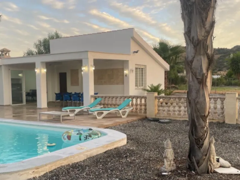 House - Detached Villa в продаже в Alhaurín el Grande, Málaga. В доме 1 спален и 1 ванных комнат. Площадь дома 137 м². Площадь участка 3758 м²