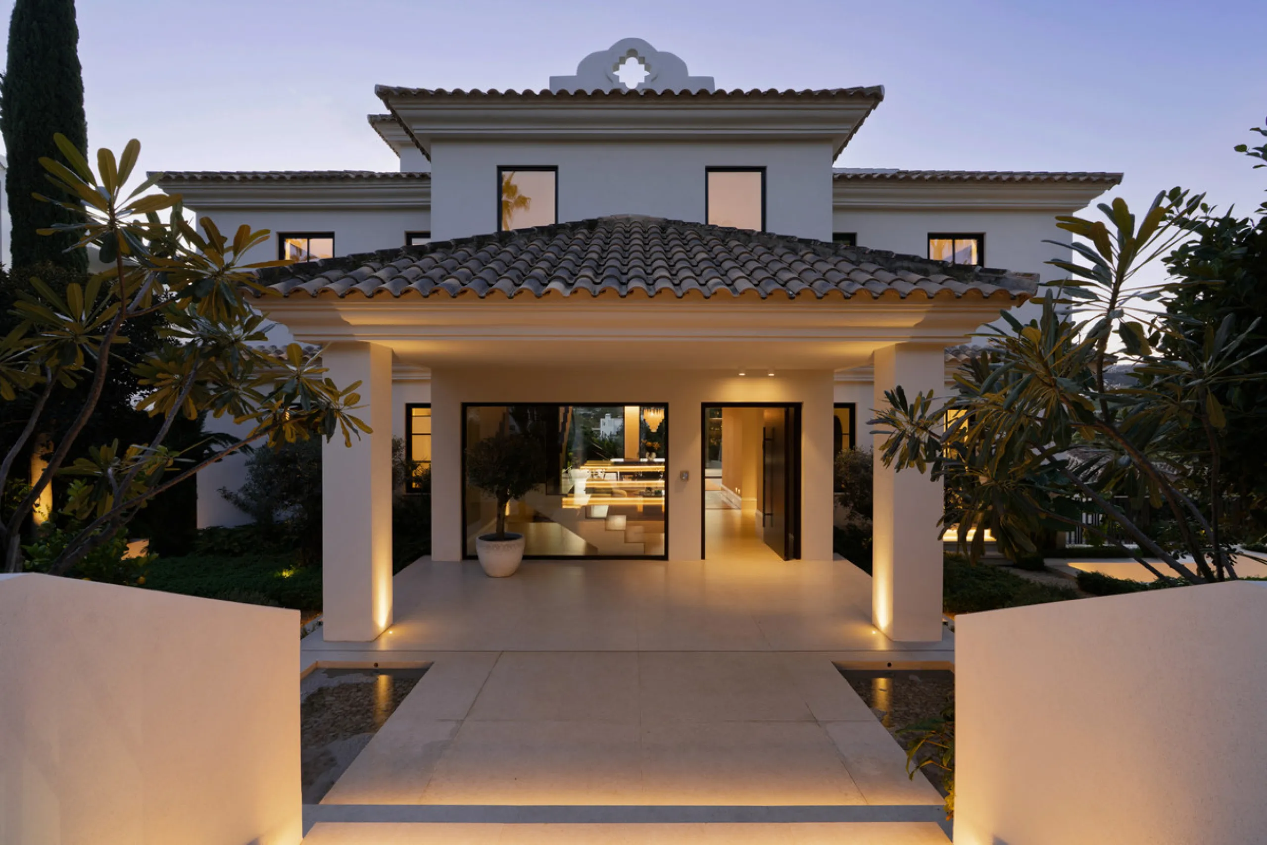 Introducing this exceptional family residence, set within one of the most sought-after gated communities in Los Naranjos, Nueva Andalucía, just moments from one of Marbella's finest golf courses.