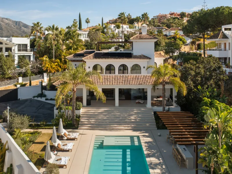 Introducing this exceptional family residence, set within one of the most sought-after gated communities in Los Naranjos, Nueva Andalucía, just moments from one of Marbella's finest golf courses.