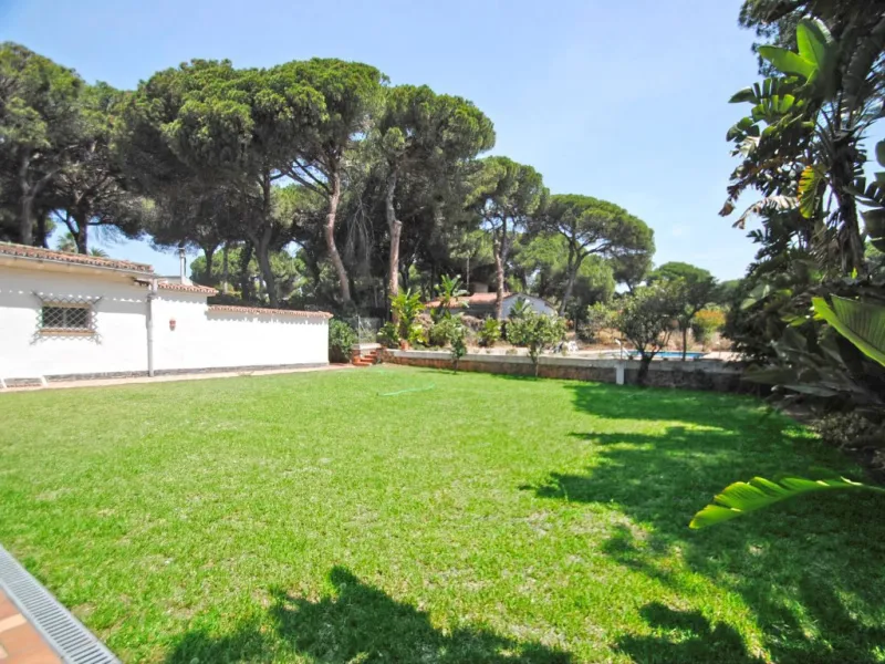 Experience pure Andalusian lifestyle and investment potential in this magnificent villa!