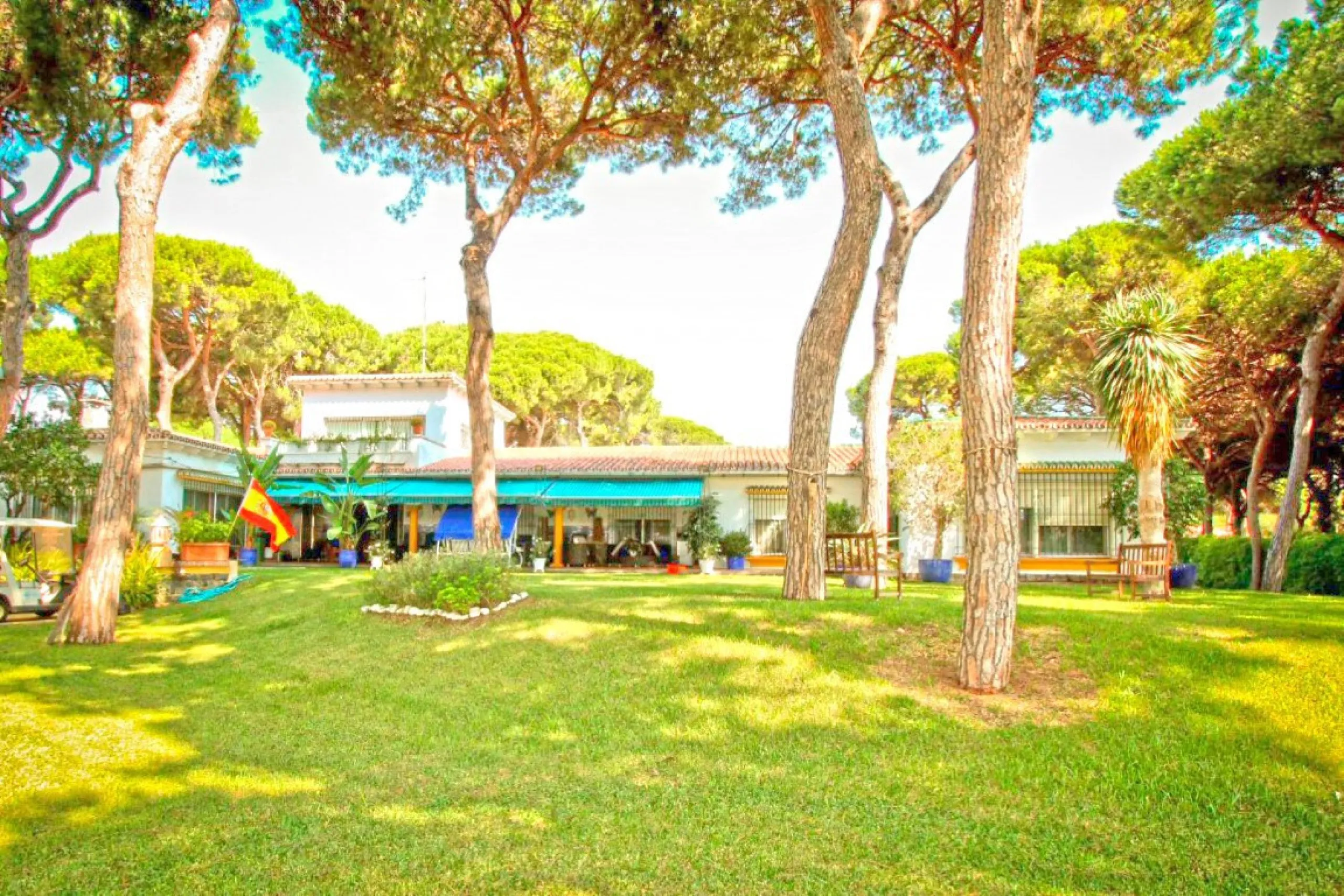 Experience pure Andalusian lifestyle and investment potential in this magnificent villa!