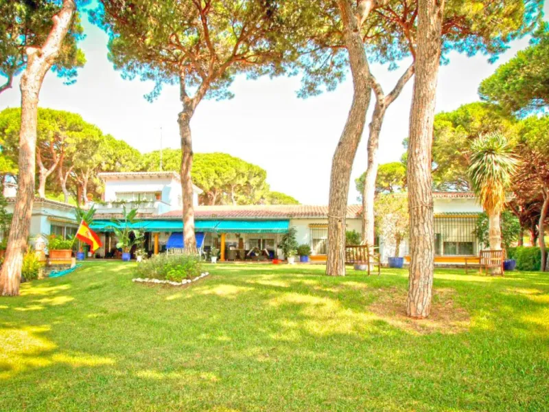Experience pure Andalusian lifestyle and investment potential in this magnificent villa!