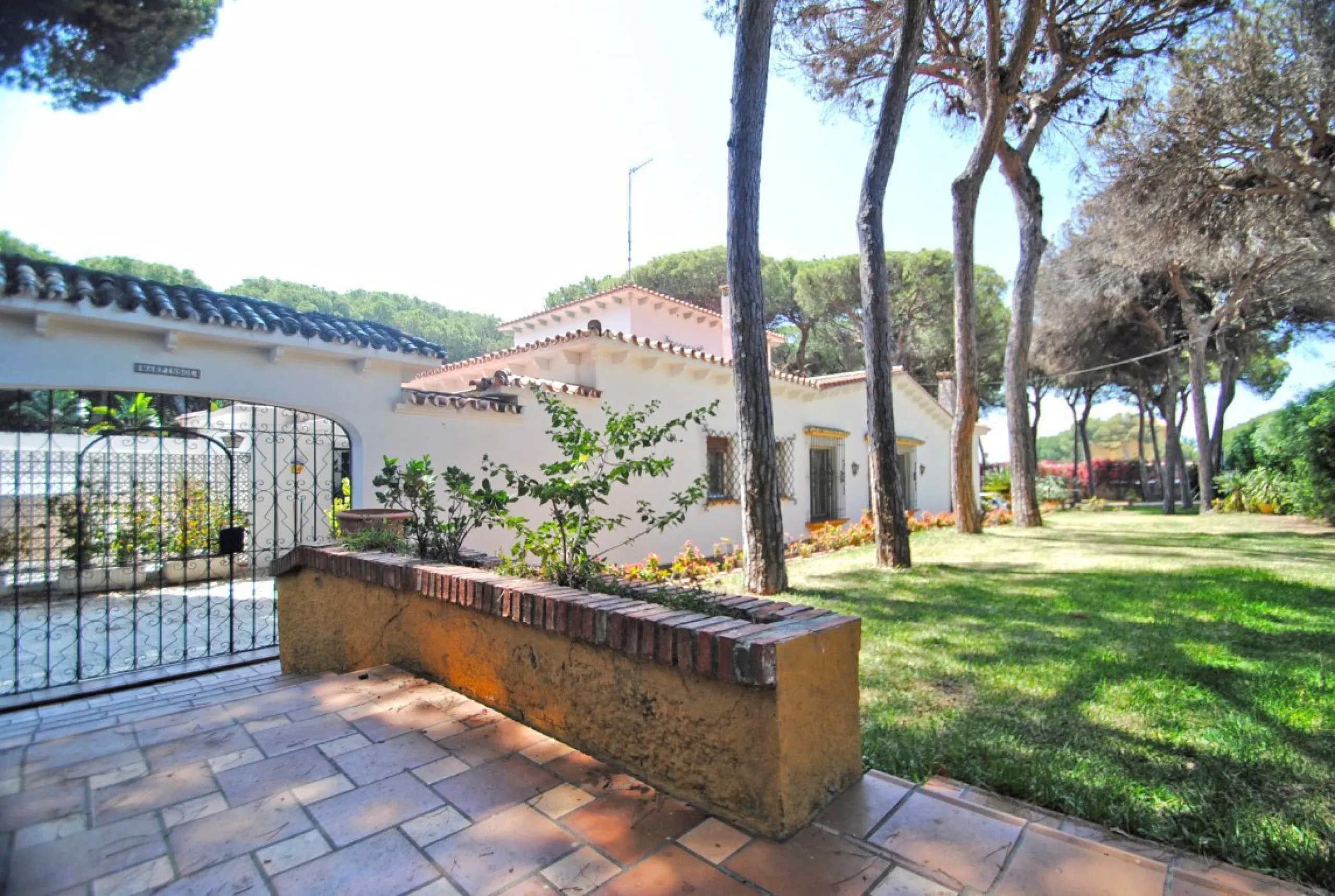 Experience pure Andalusian lifestyle and investment potential in this magnificent villa!