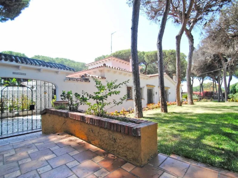 Experience pure Andalusian lifestyle and investment potential in this magnificent villa!