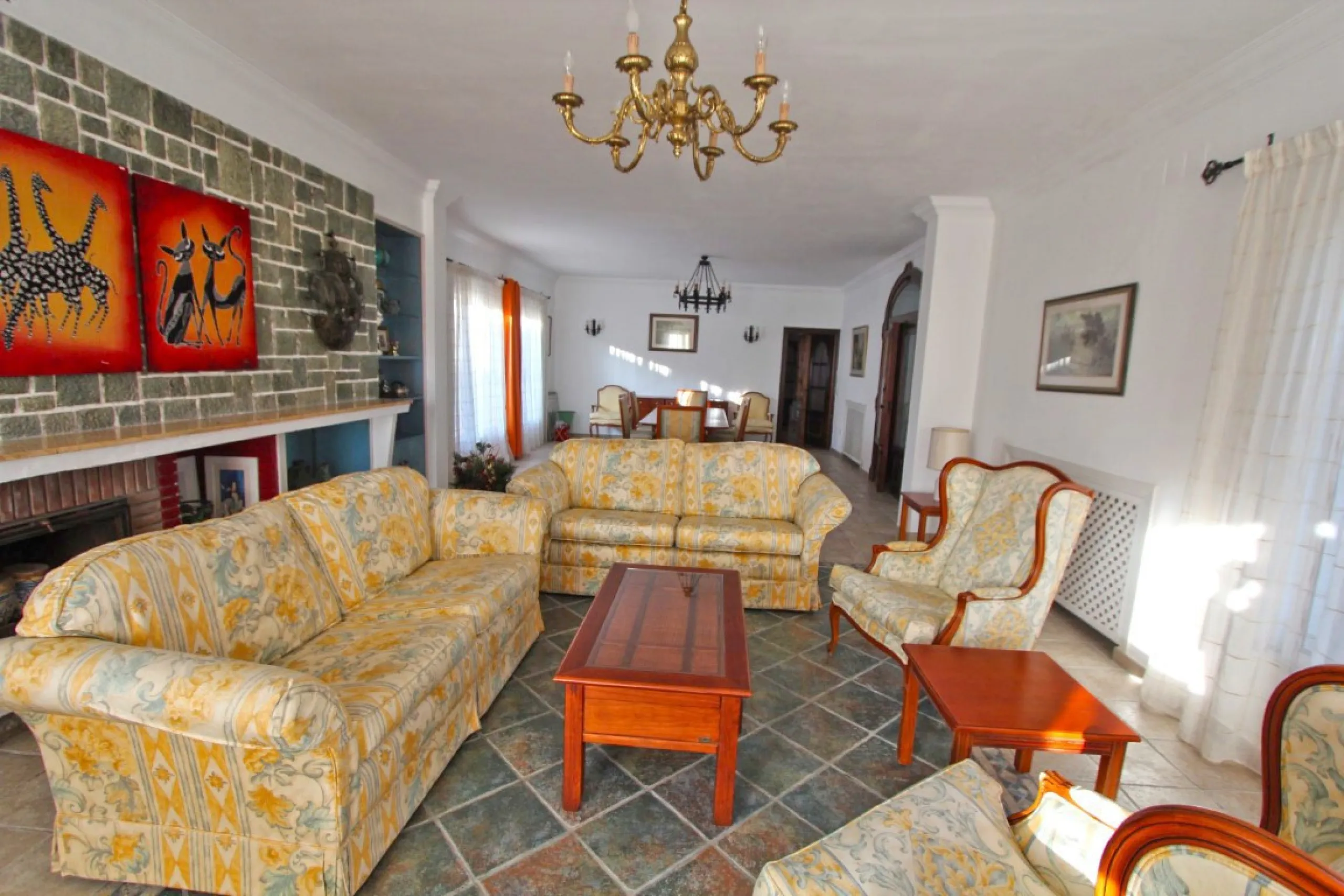 Experience pure Andalusian lifestyle and investment potential in this magnificent villa!