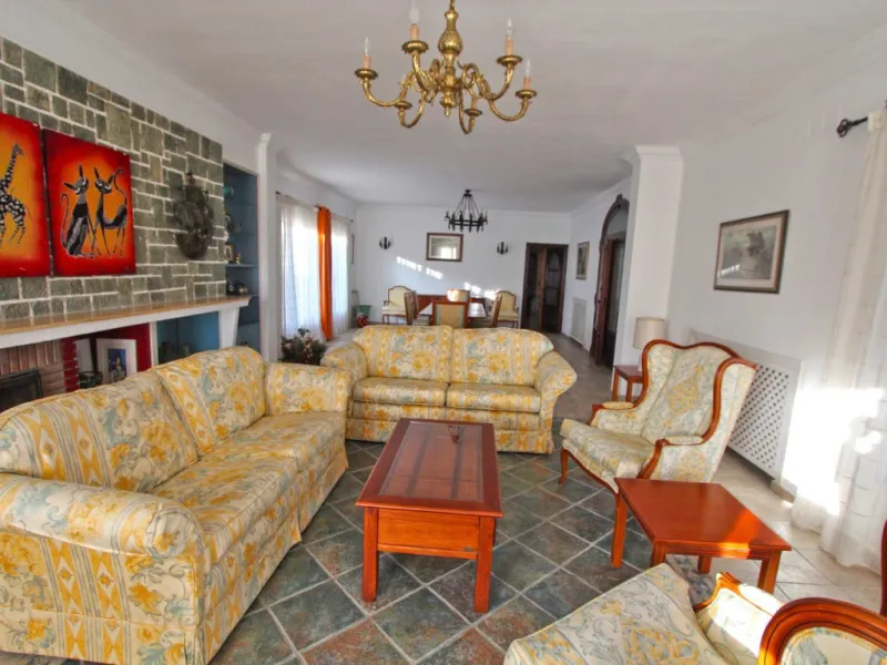 Experience pure Andalusian lifestyle and investment potential in this magnificent villa!