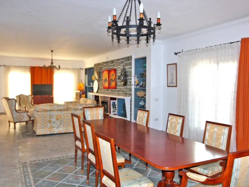 Experience pure Andalusian lifestyle and investment potential in this magnificent villa!