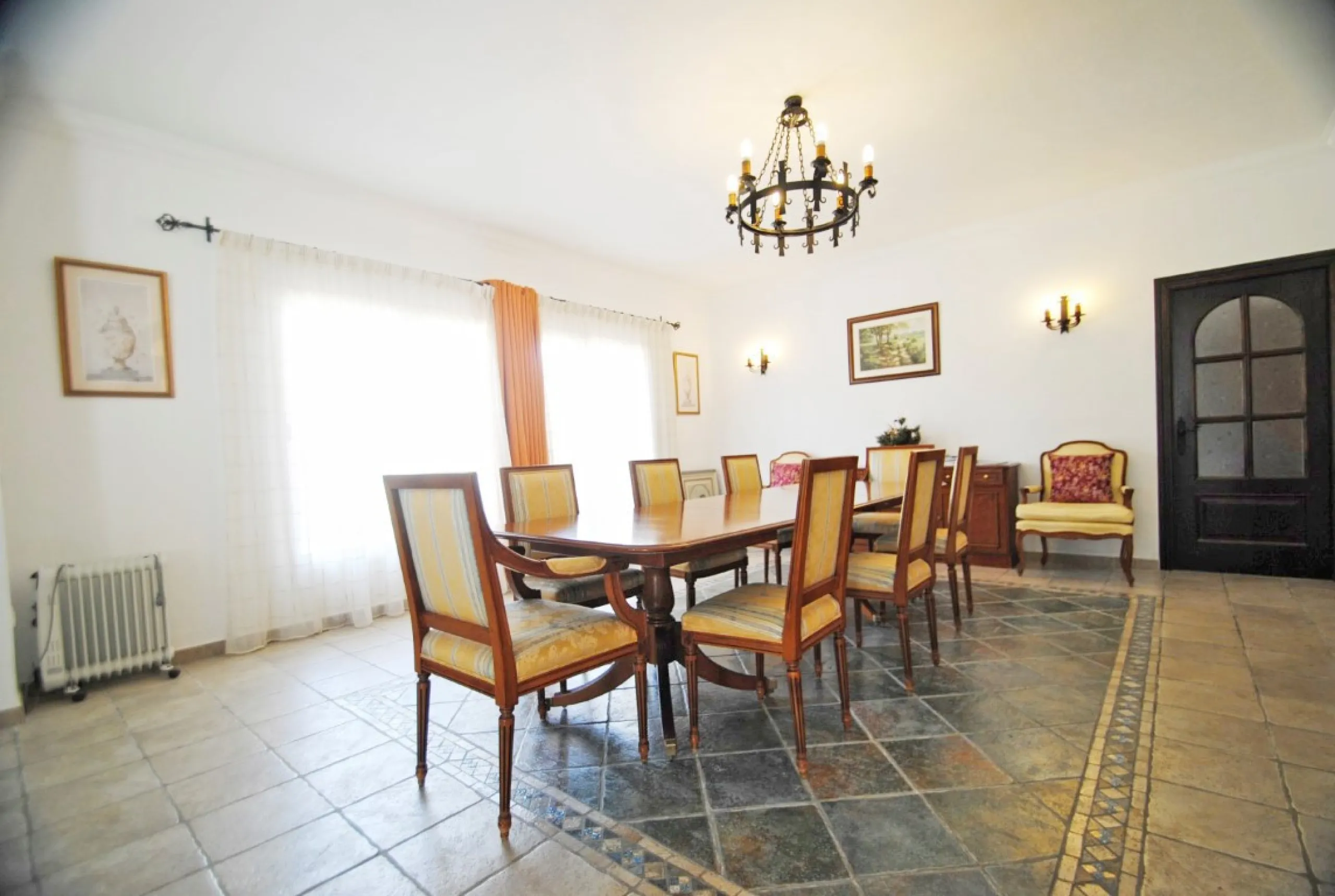 Experience pure Andalusian lifestyle and investment potential in this magnificent villa!