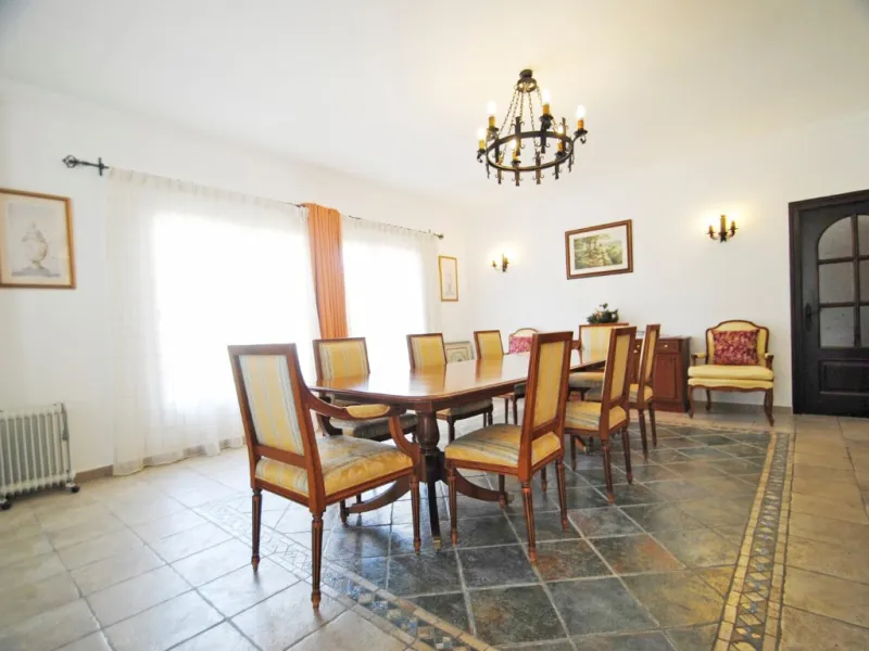 Experience pure Andalusian lifestyle and investment potential in this magnificent villa!