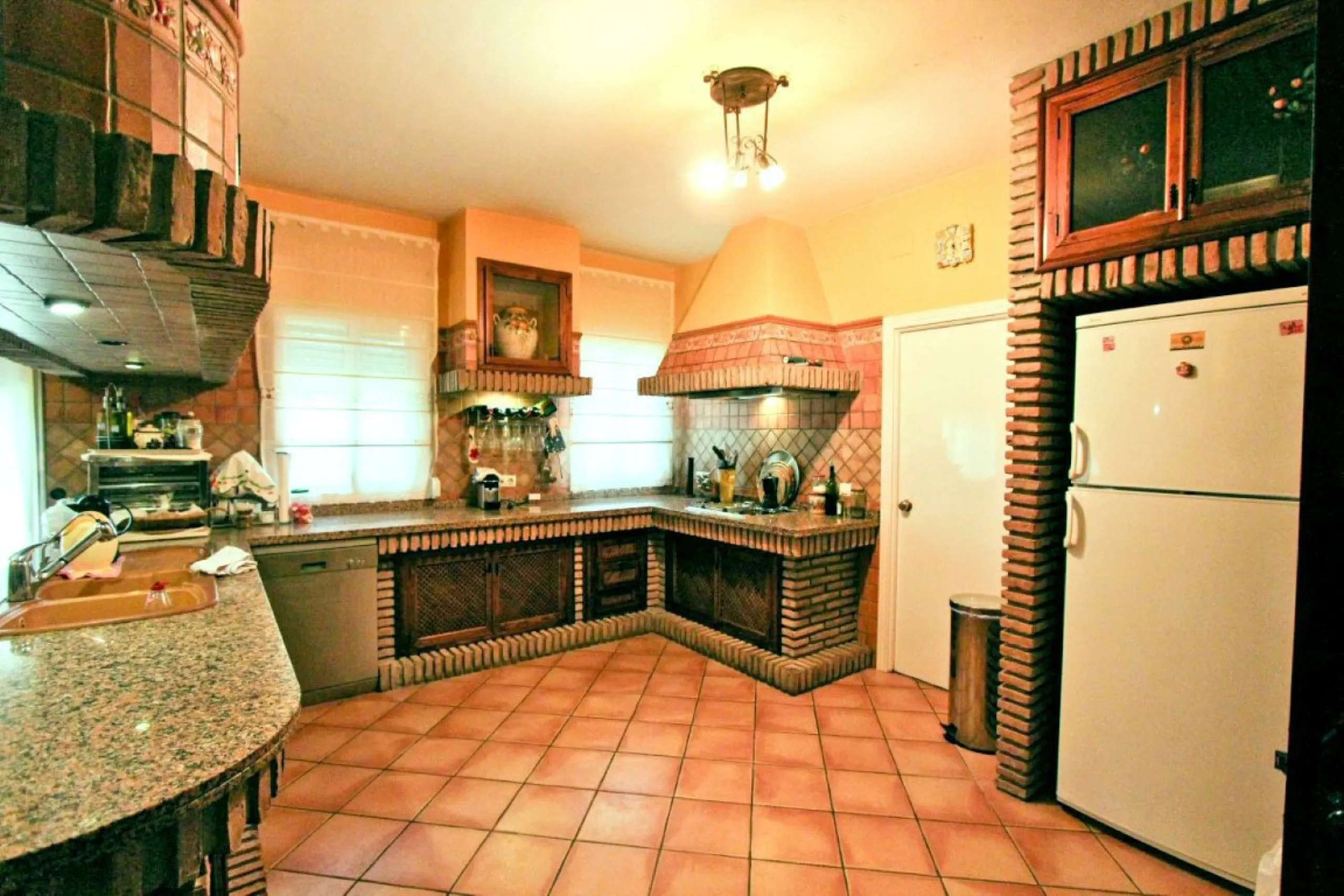 Experience pure Andalusian lifestyle and investment potential in this magnificent villa!