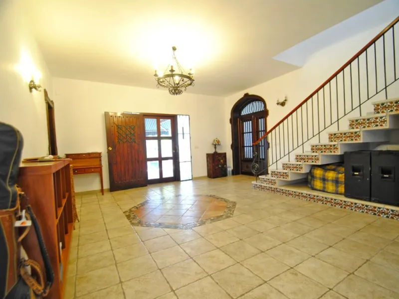 Experience pure Andalusian lifestyle and investment potential in this magnificent villa!