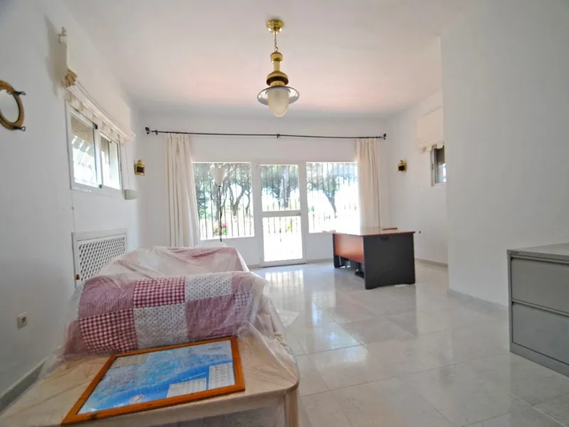 Experience pure Andalusian lifestyle and investment potential in this magnificent villa!