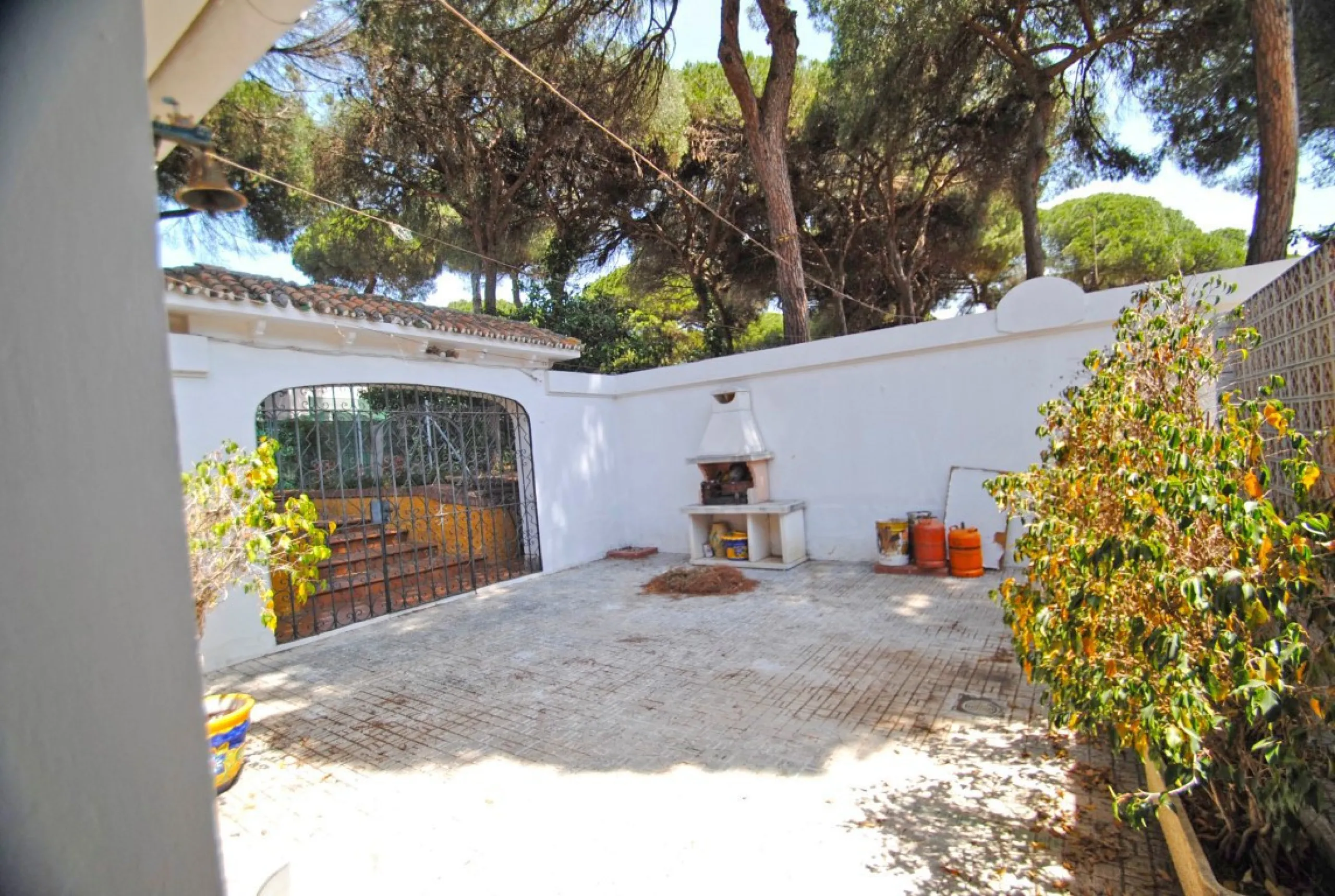 Experience pure Andalusian lifestyle and investment potential in this magnificent villa!
