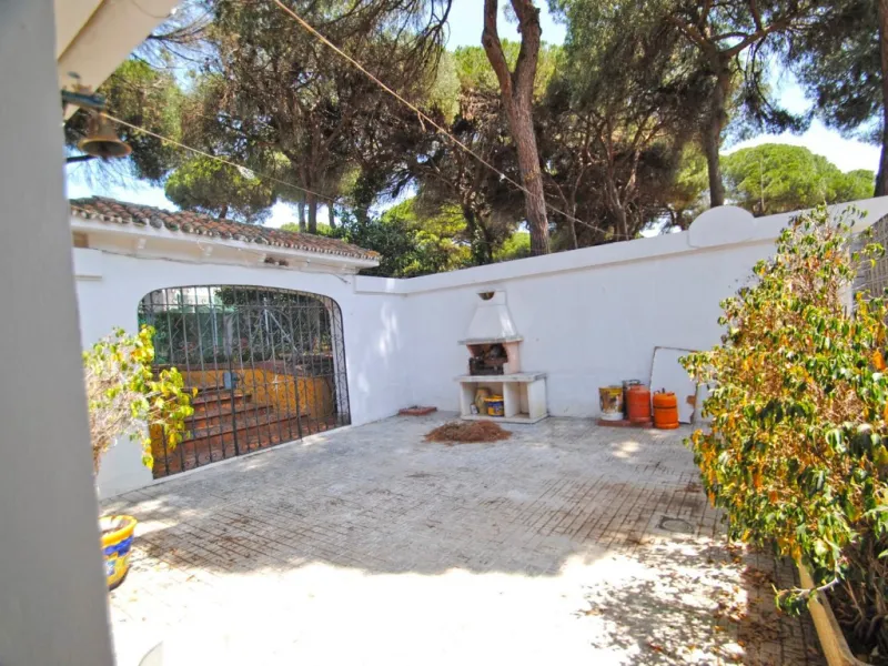 Experience pure Andalusian lifestyle and investment potential in this magnificent villa!