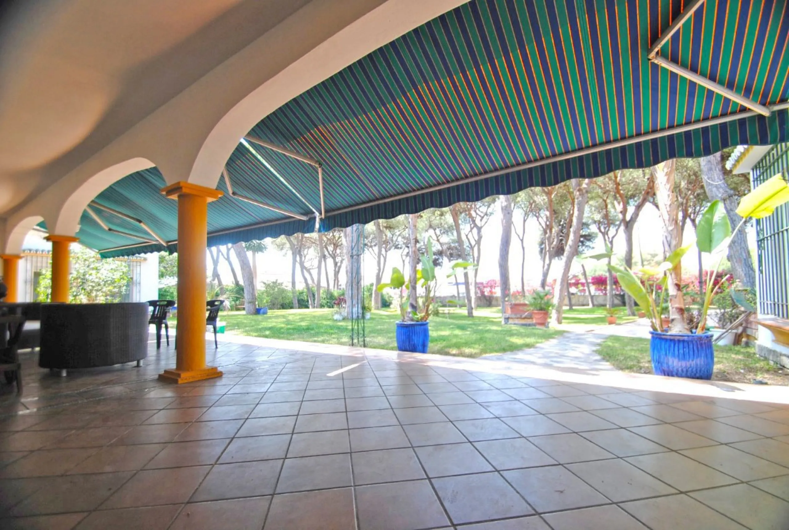 Experience pure Andalusian lifestyle and investment potential in this magnificent villa!