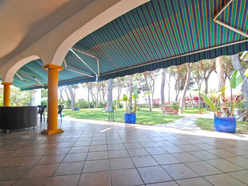 Experience pure Andalusian lifestyle and investment potential in this magnificent villa!
