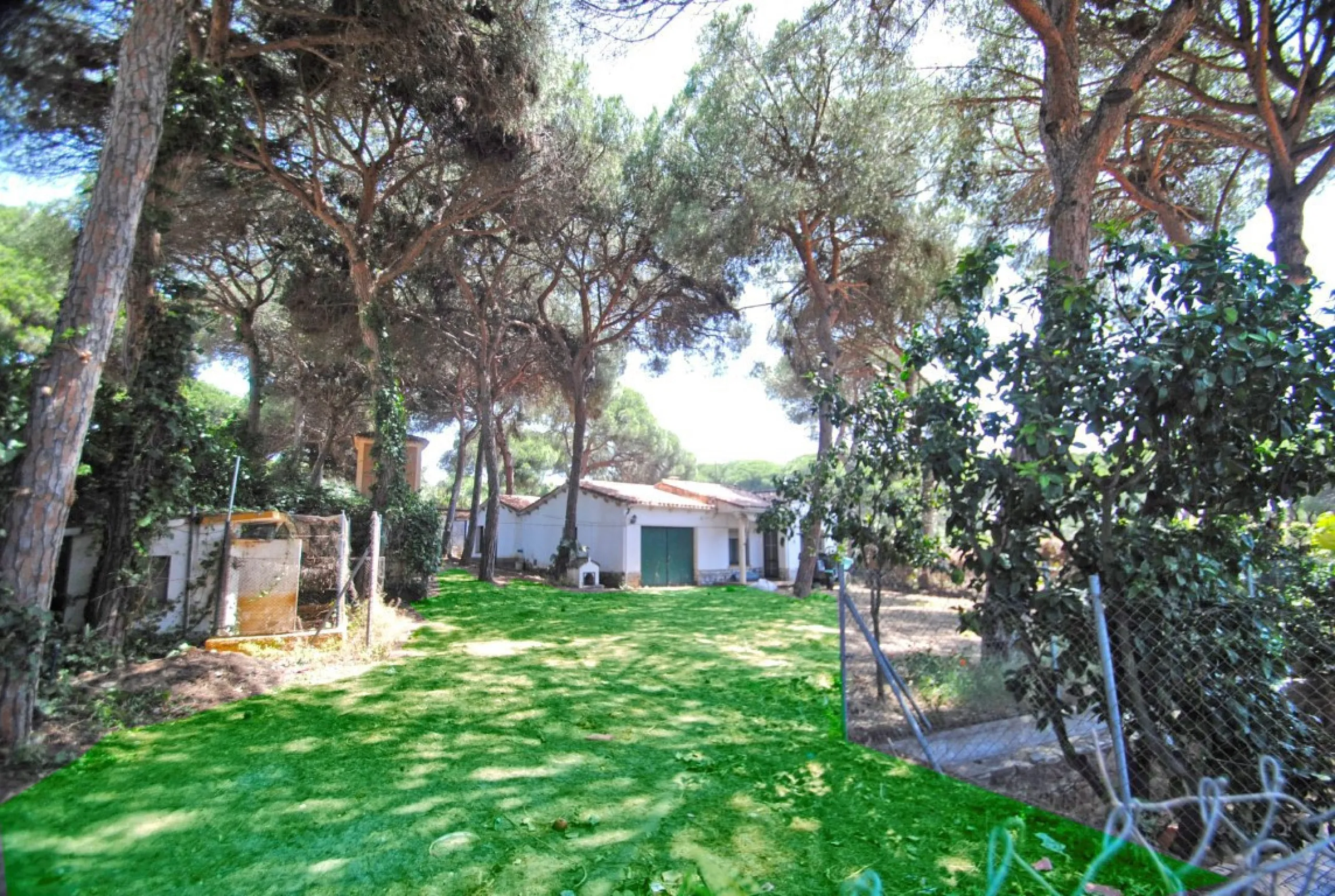 Experience pure Andalusian lifestyle and investment potential in this magnificent villa!