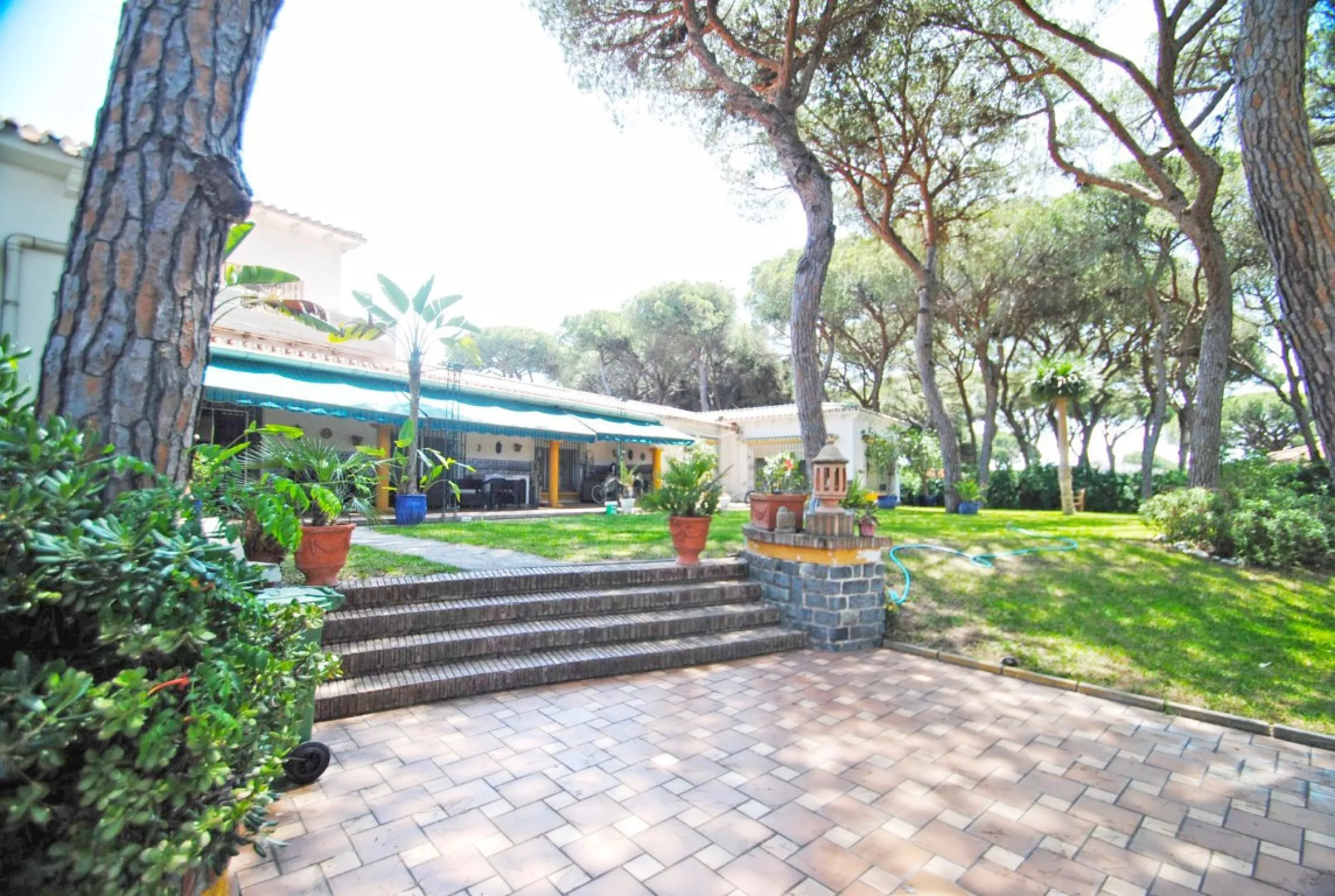 Experience pure Andalusian lifestyle and investment potential in this magnificent villa!