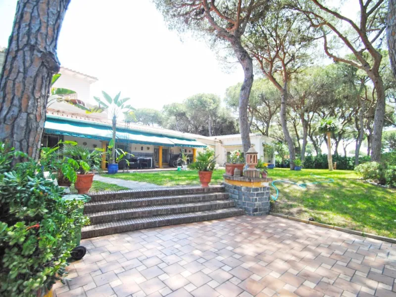 Experience pure Andalusian lifestyle and investment potential in this magnificent villa!