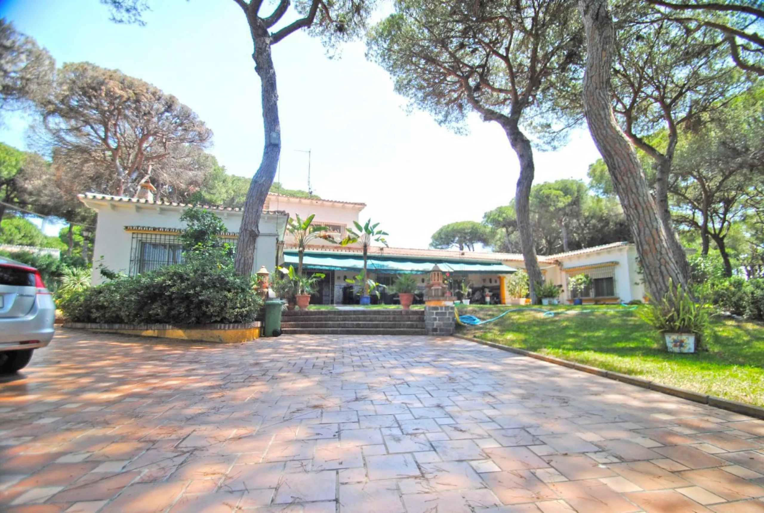 Experience pure Andalusian lifestyle and investment potential in this magnificent villa!