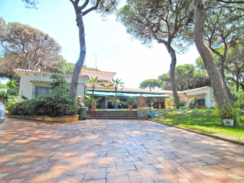 Experience pure Andalusian lifestyle and investment potential in this magnificent villa!