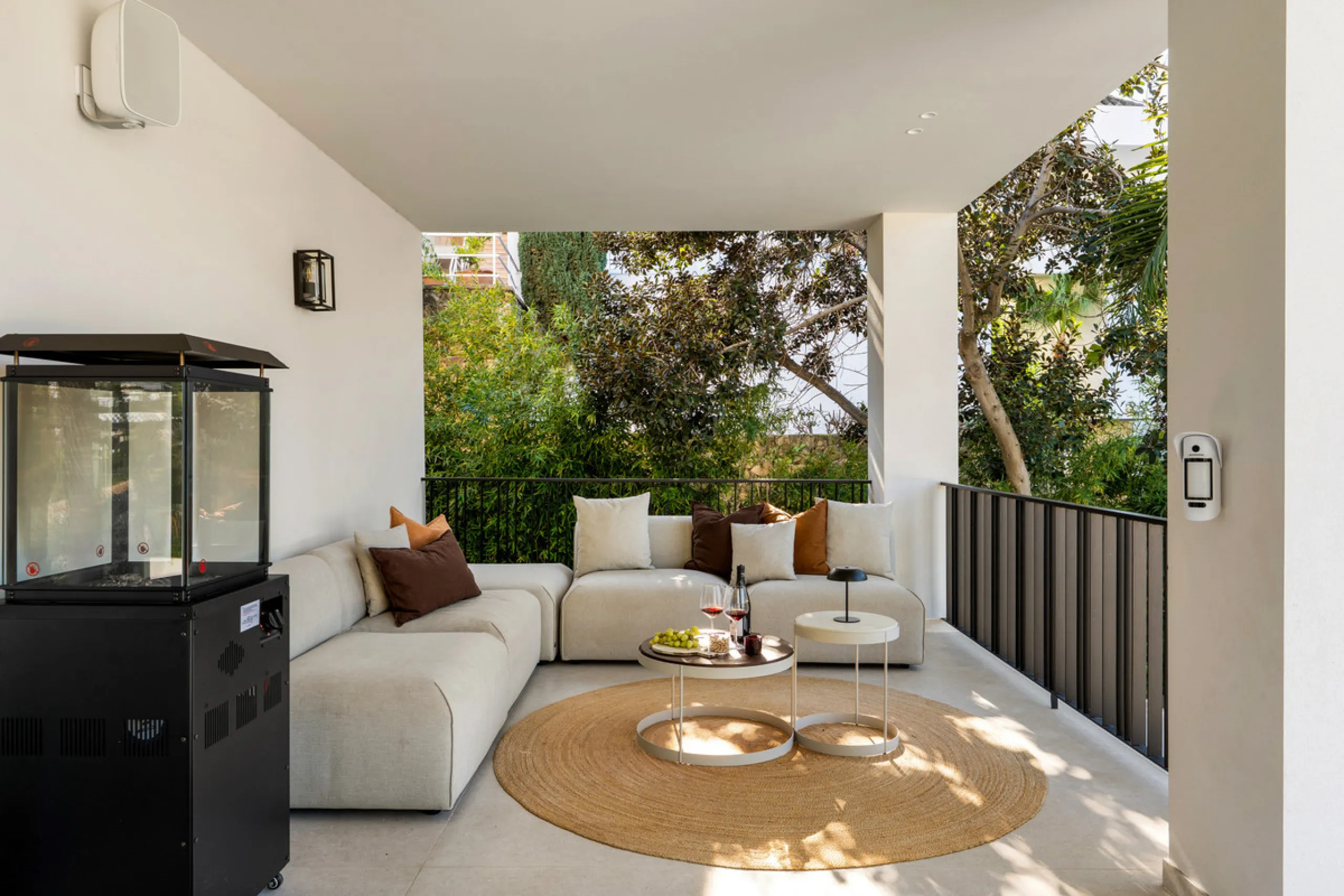 Introducing this exceptional family residence, set within one of the most sought-after gated communities in Los Naranjos, Nueva Andalucía, just moments from one of Marbella's finest golf courses.