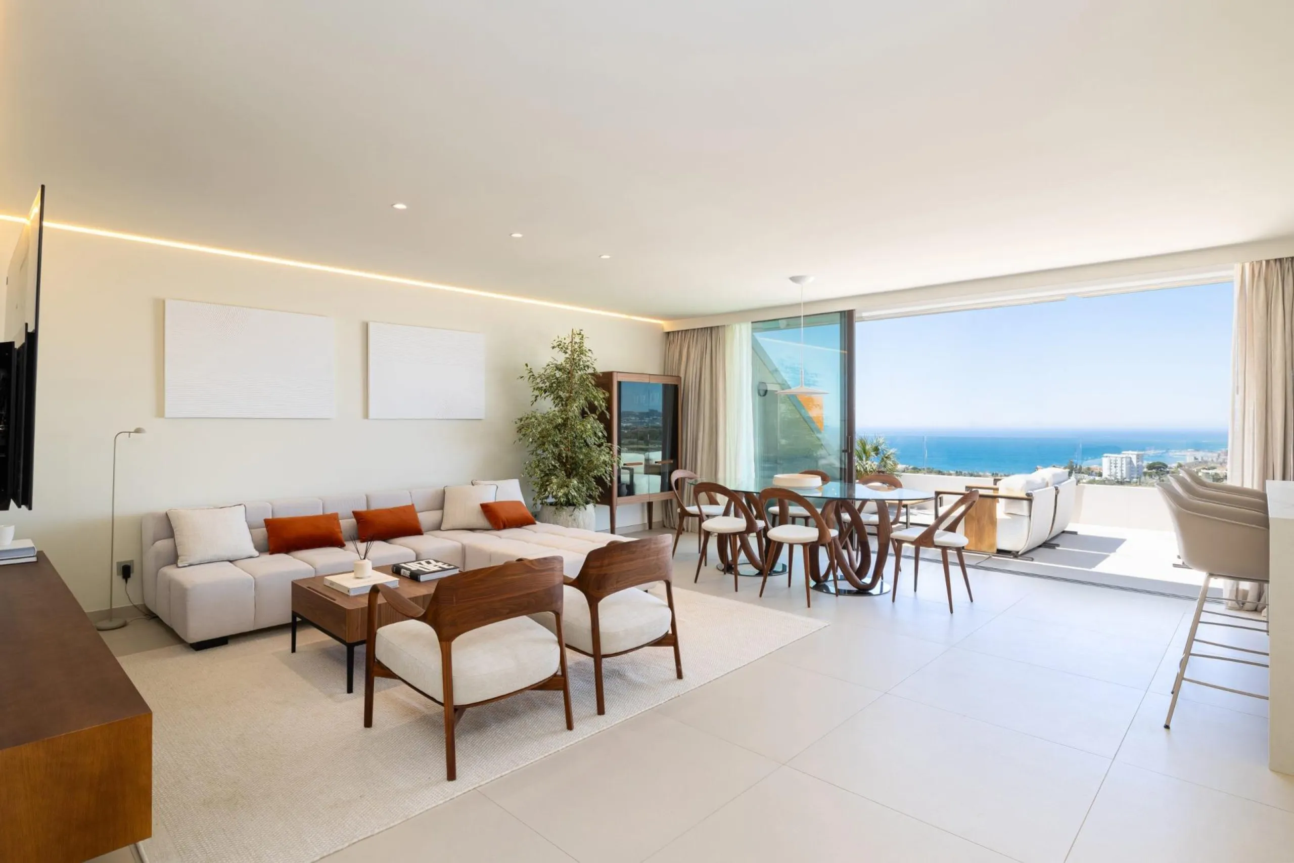 Exclusive New Build Residences in El Higuerón, Costa del Sol& & Modern Living Surrounded by Nature and Sea Views& Discover this exclusive residential development in El Higuerón, located in one of the most prestigious areas of the Costa del Sol. N
