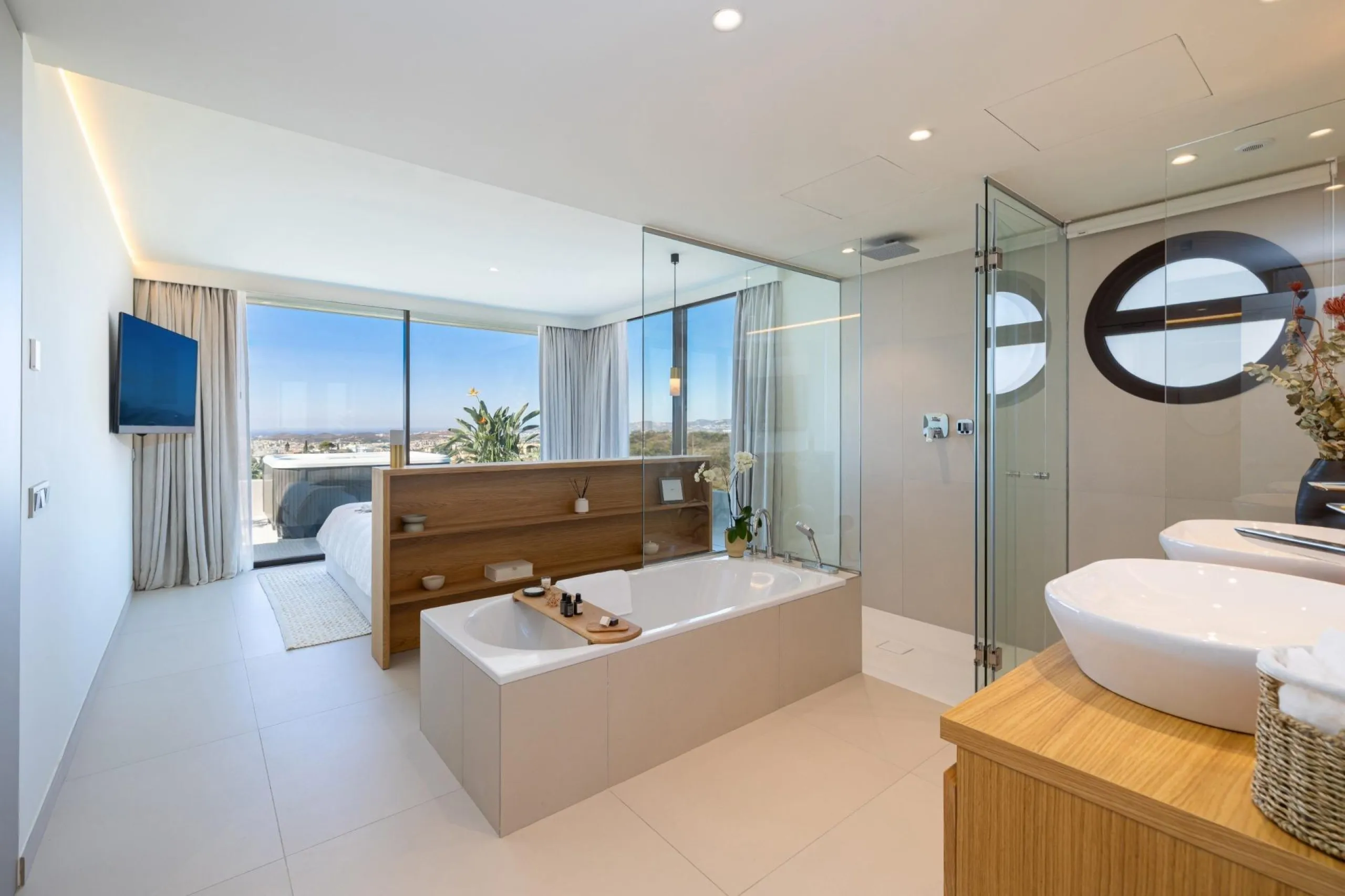 Exclusive New Build Residences in El Higuerón, Costa del Sol& & Modern Living Surrounded by Nature and Sea Views& Discover this exclusive residential development in El Higuerón, located in one of the most prestigious areas of the Costa del Sol. N