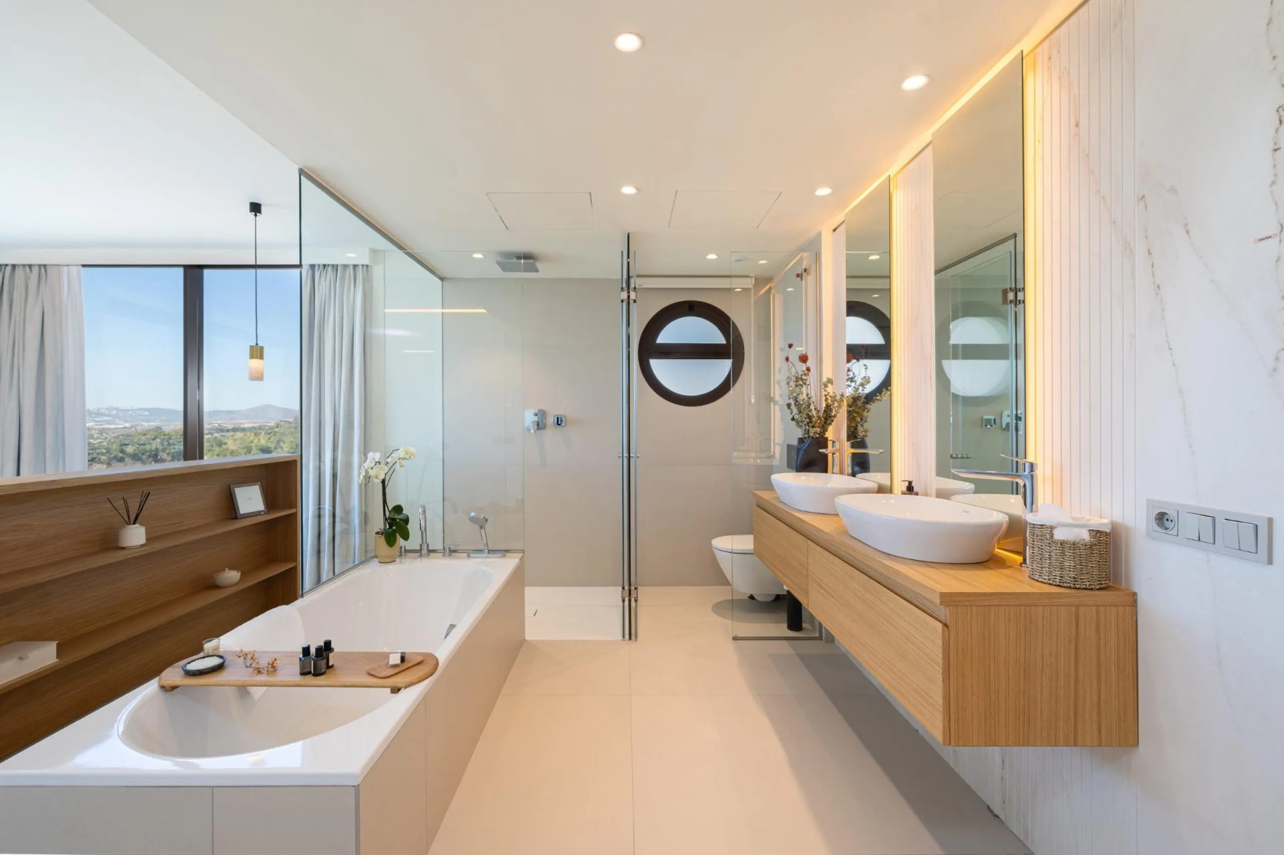 Exclusive New Build Residences in El Higuerón, Costa del Sol& & Modern Living Surrounded by Nature and Sea Views& Discover this exclusive residential development in El Higuerón, located in one of the most prestigious areas of the Costa del Sol. N