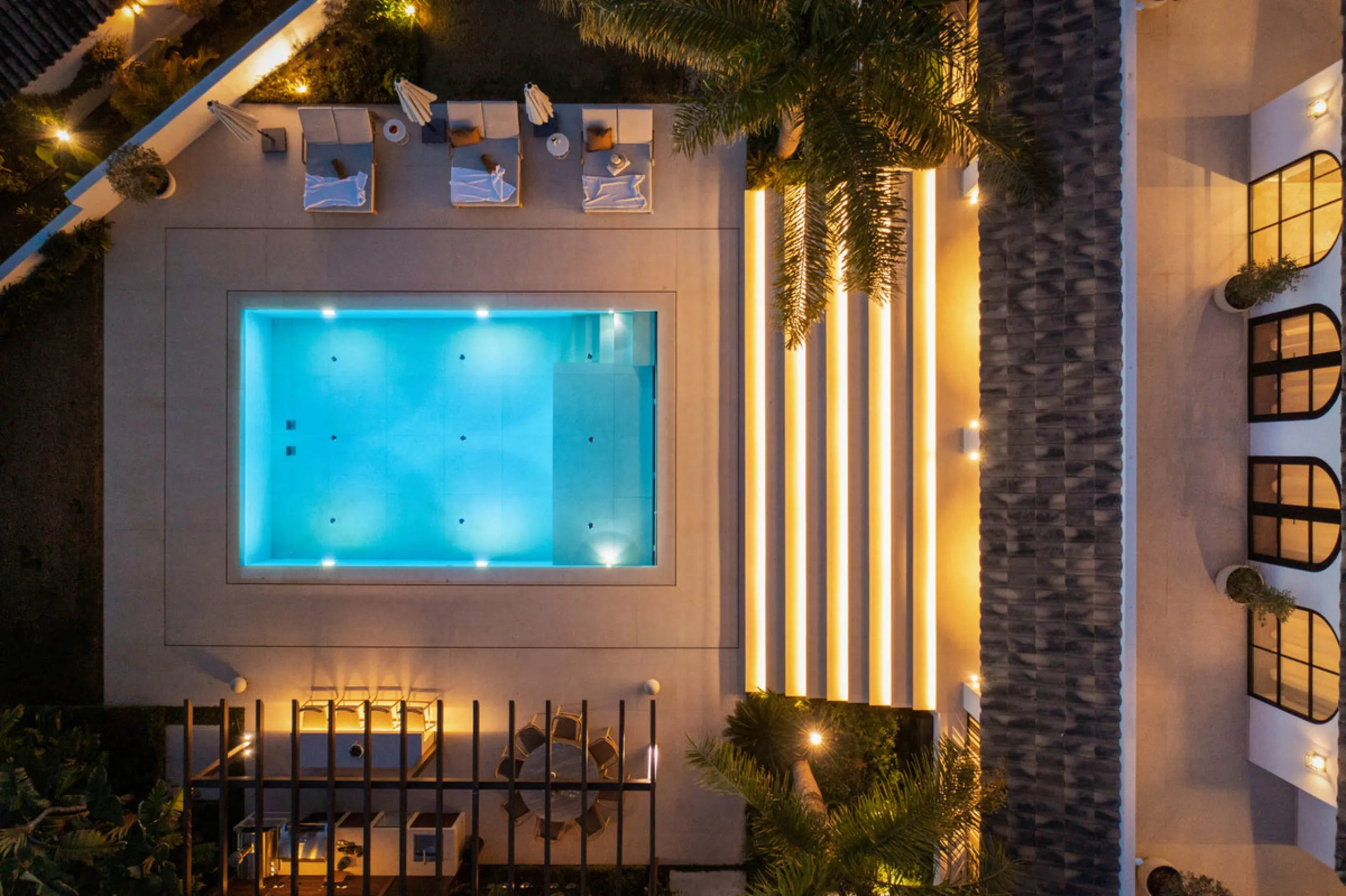 Introducing this exceptional family residence, set within one of the most sought-after gated communities in Los Naranjos, Nueva Andalucía, just moments from one of Marbella's finest golf courses.