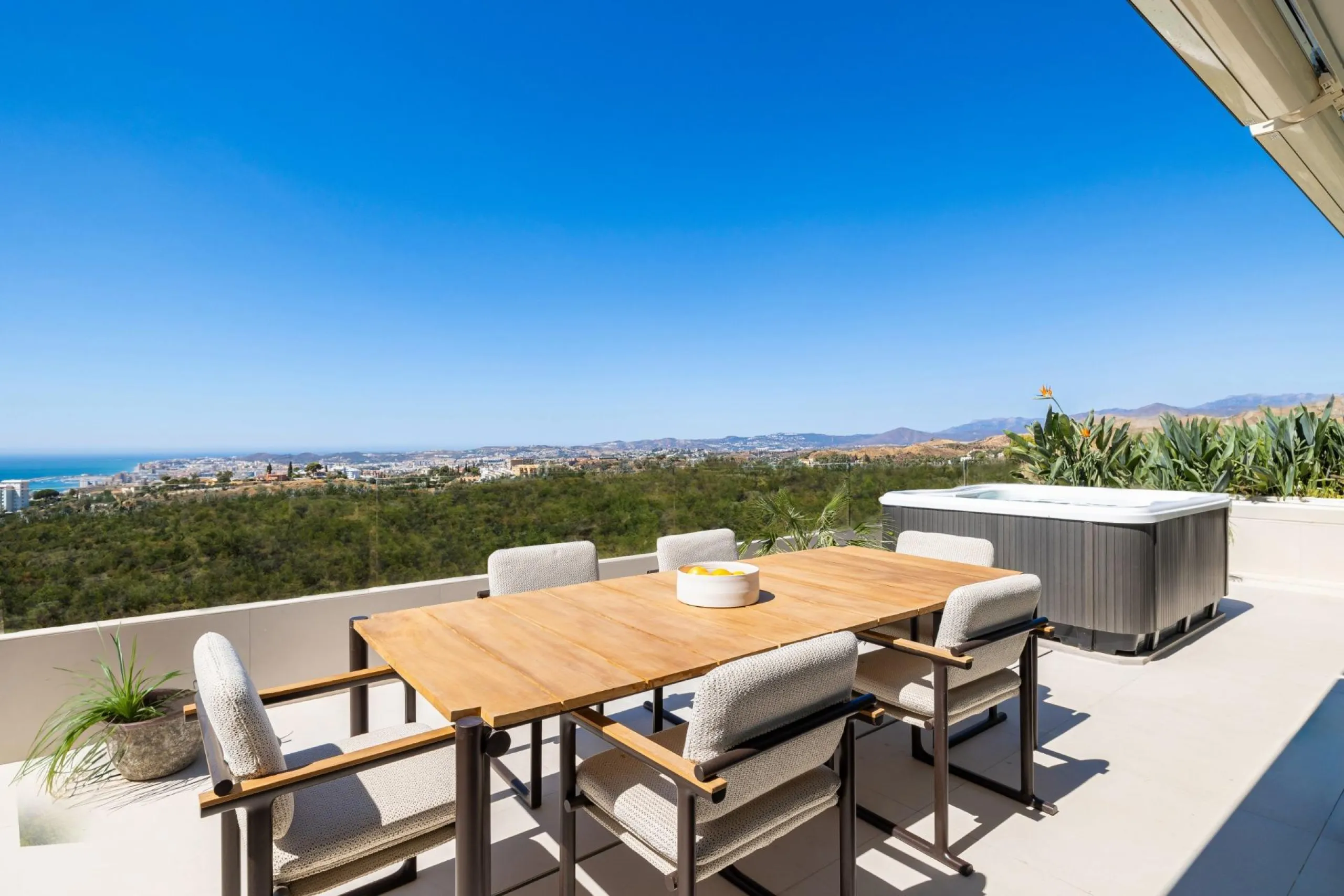 Exclusive New Build Residences in El Higuerón, Costa del Sol& & Modern Living Surrounded by Nature and Sea Views& Discover this exclusive residential development in El Higuerón, located in one of the most prestigious areas of the Costa del Sol. N
