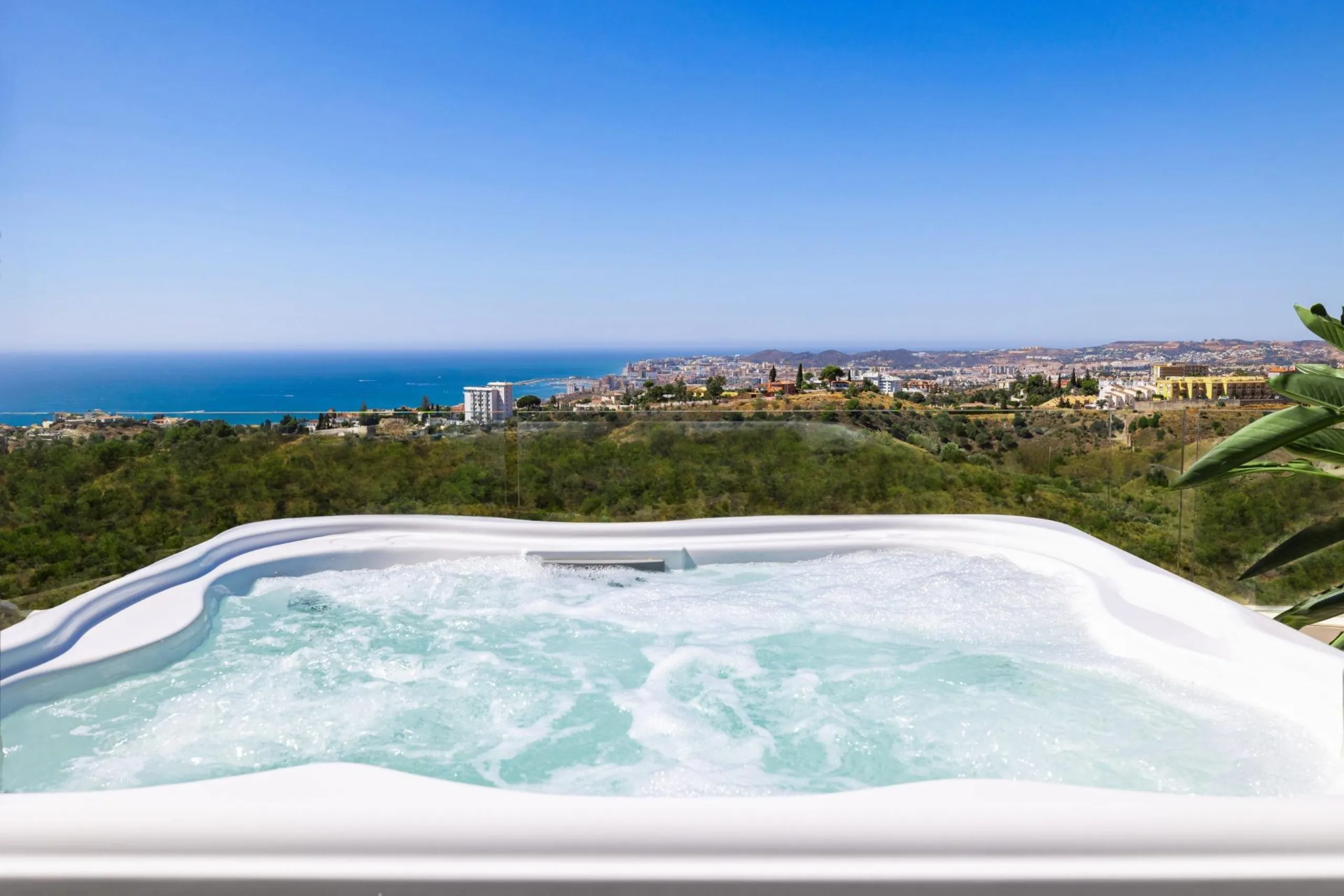Exclusive New Build Residences in El Higuerón, Costa del Sol& & Modern Living Surrounded by Nature and Sea Views& Discover this exclusive residential development in El Higuerón, located in one of the most prestigious areas of the Costa del Sol. N